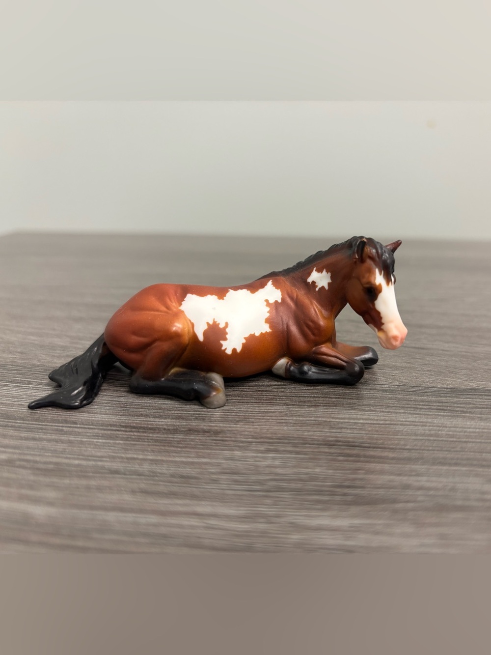Breyer Stablemates Bay Pinto Lying Stock Horse TSC Mystery Series 8